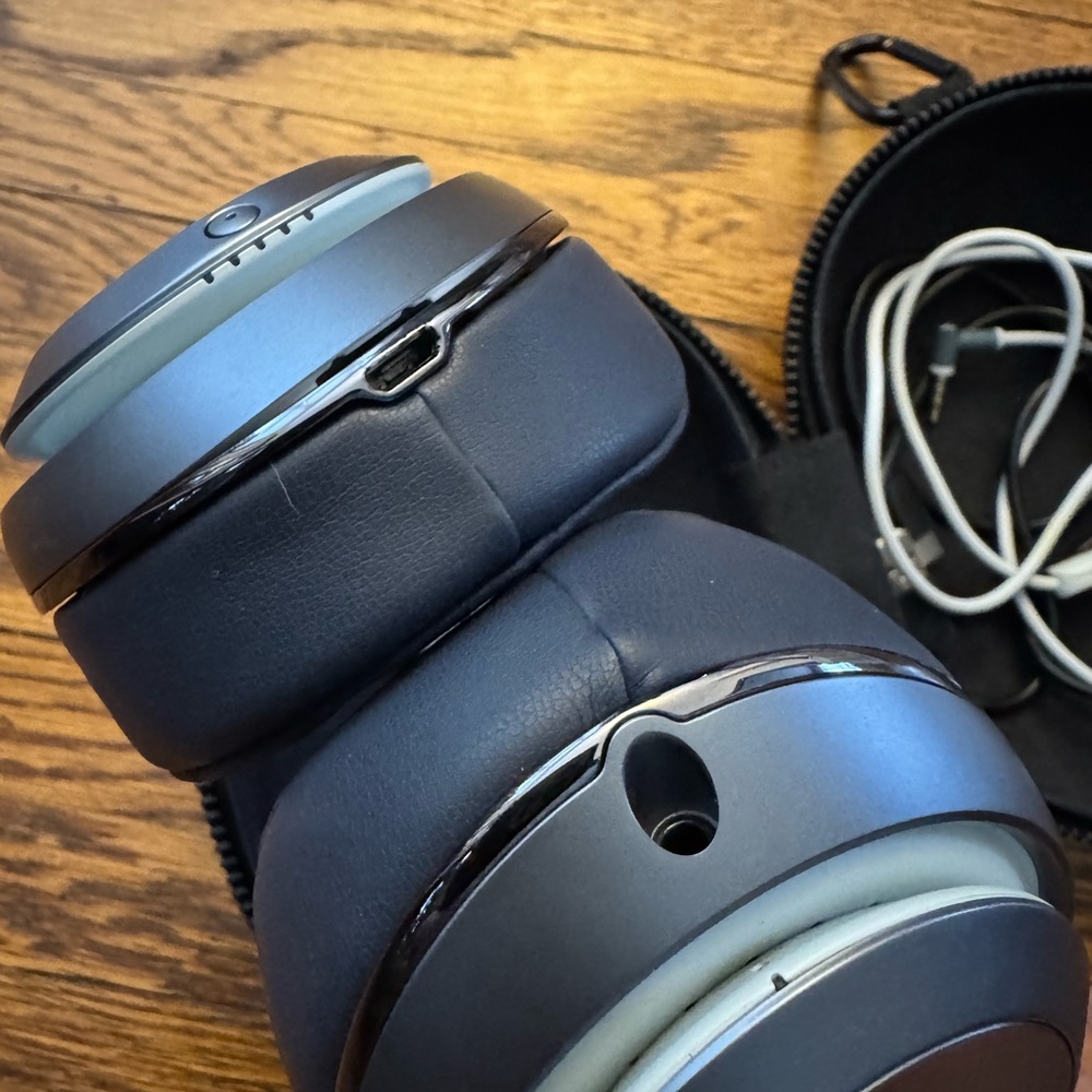 AUTHENTIC BEATS BLUE WIRELESS Headphones with ORIGINAL Case. - Picture 10 of 16